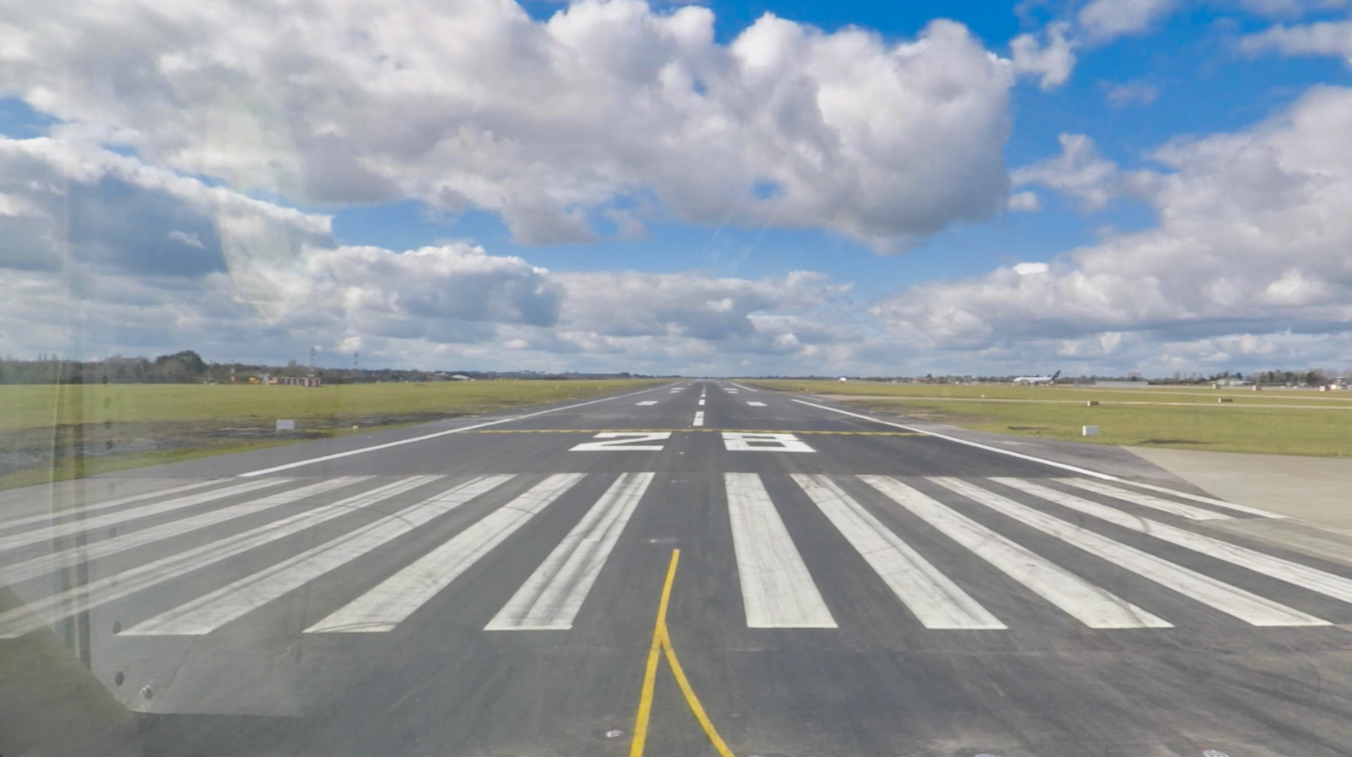 Slow-TV Aircraft on runway